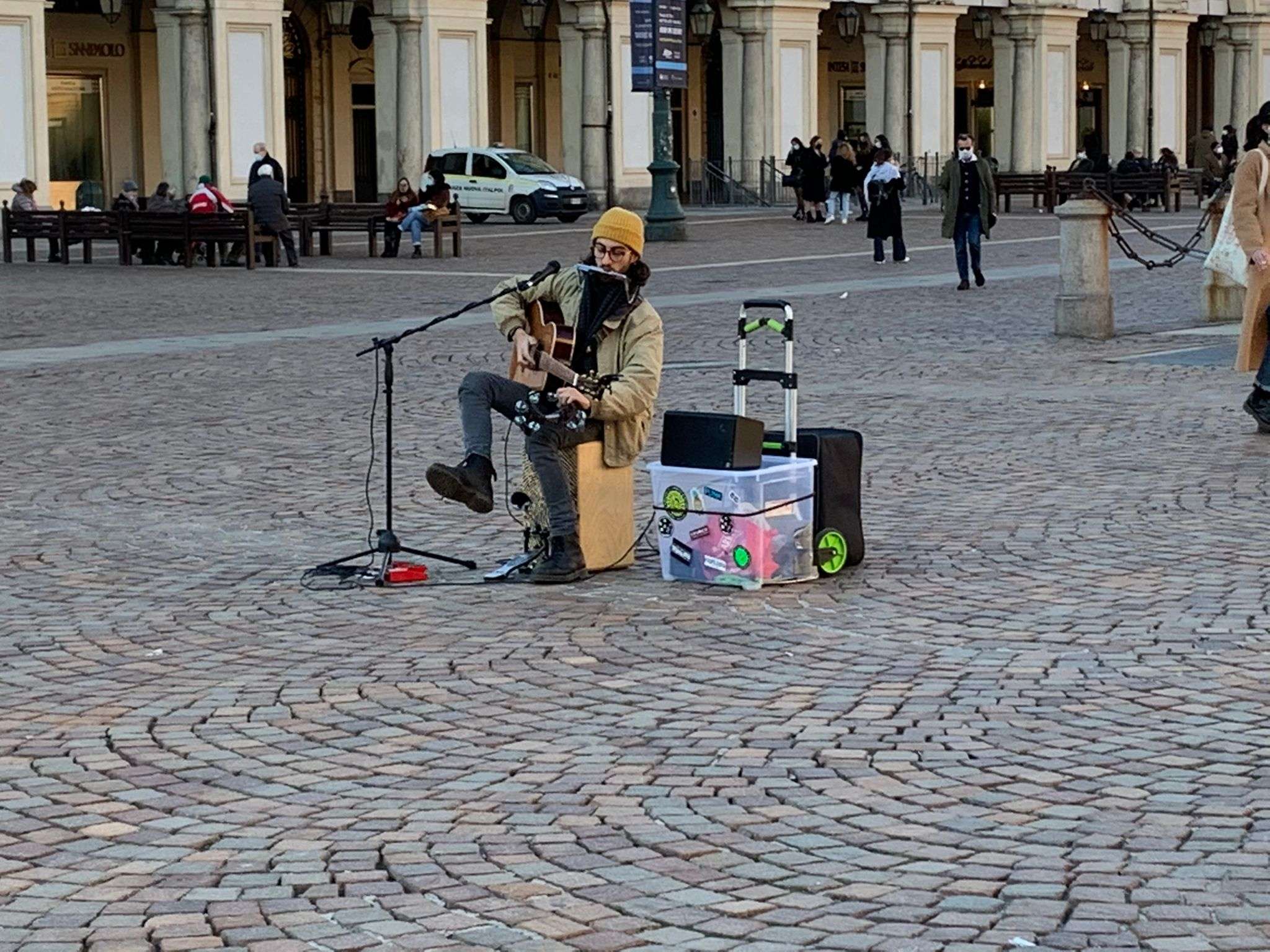 Andrea Licari, nel cuore di piazza San Carlo risuona la musica che non c’è… da troppo tempo