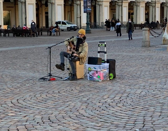 Andrea Licari, nel cuore di piazza San Carlo risuona la musica che non c’è… da troppo tempo