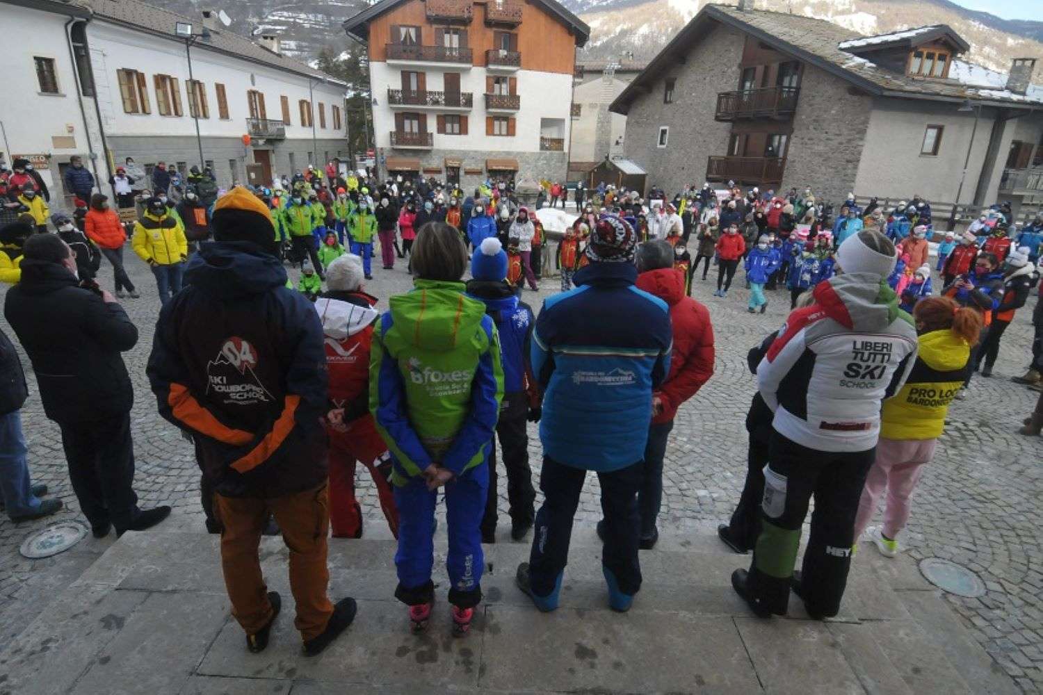 Ecco le immagini del flashmob di uomini e donne del mondo della neve