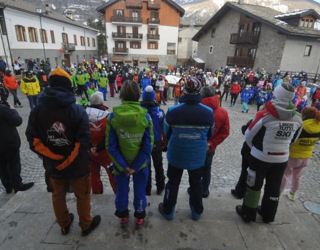 Ecco le immagini del flashmob di uomini e donne del mondo della neve