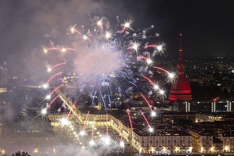 E’ San Giovanni: in piazza Vittorio prima dei fuochi cantano Shaggy, l’Amoroso, Tananai e tanti altri big