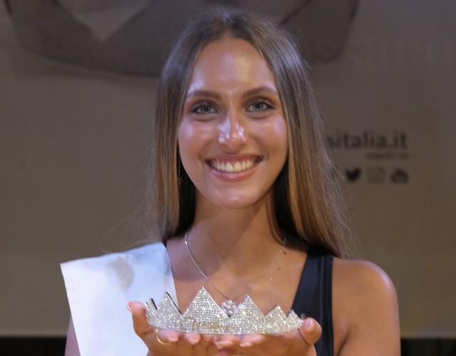 Miss Italia: la torinese Alicya Ferrero commuove la Mirigliani e si aggiudica la fascia di Miss Coraggio