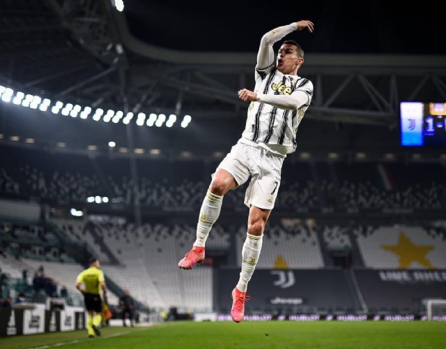 Juve-Crotone : 3-0; a beautiful black and white; scudetto not so far