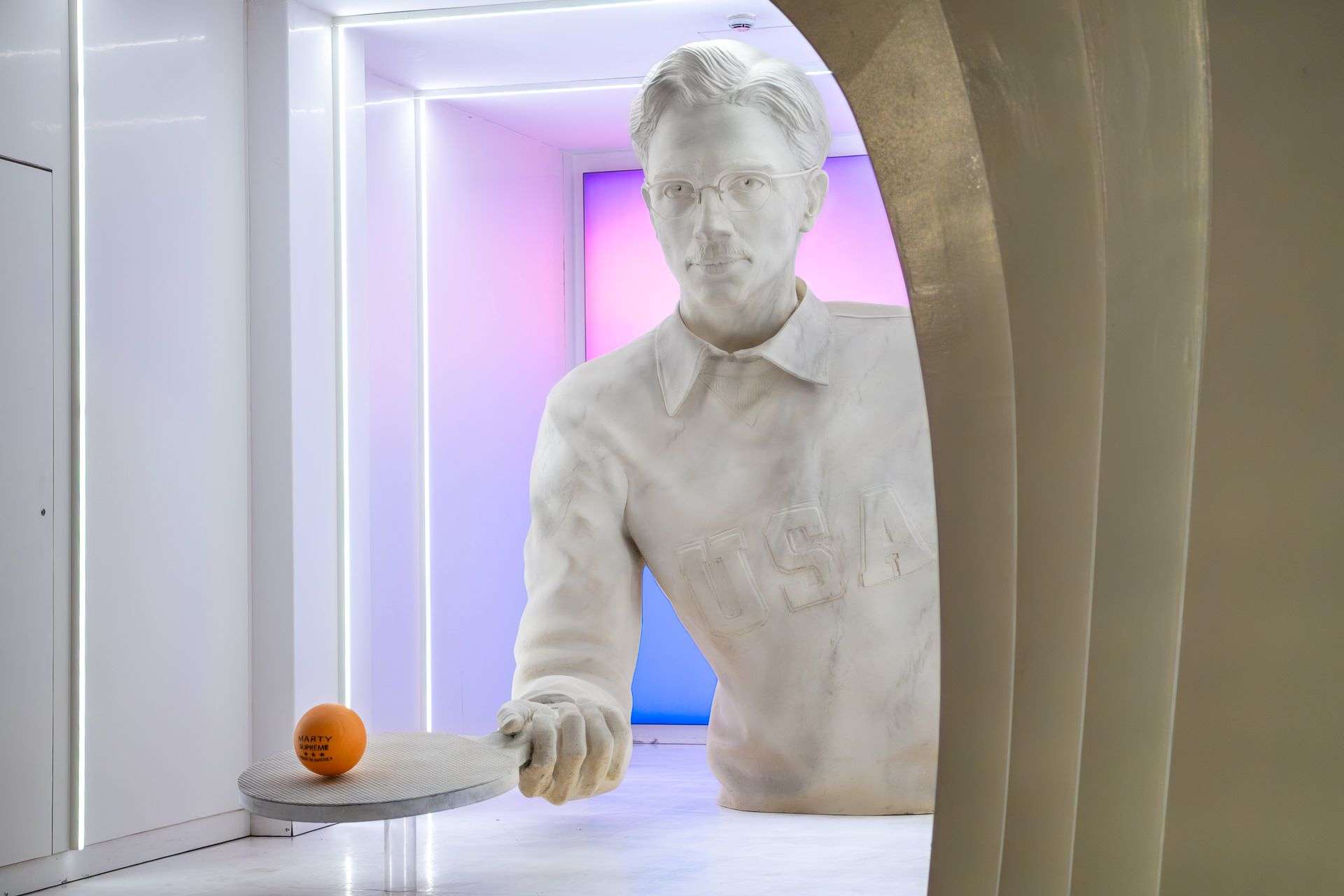 “Marty Supreme”, la scultura di Timothée Chalamet  fa tappa al Museo Nazionale del Cinema di Torino