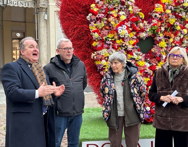 “Aspettando l’amore” con il cuore floreale realizzato dall’Ascom per San Valentino