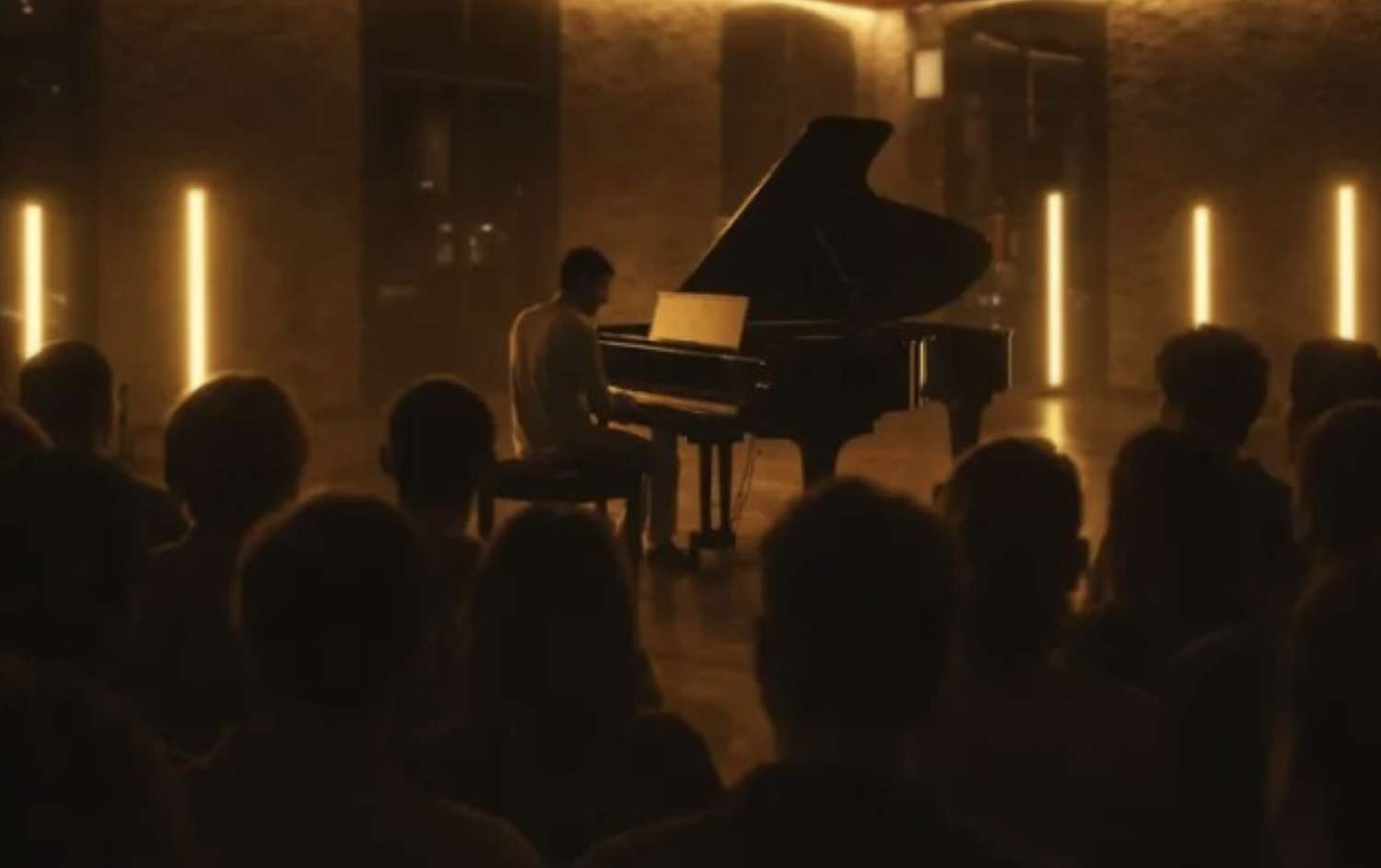 Un pianoforte “Sospeso” nello spazio per una domenica fuori dal frastuono