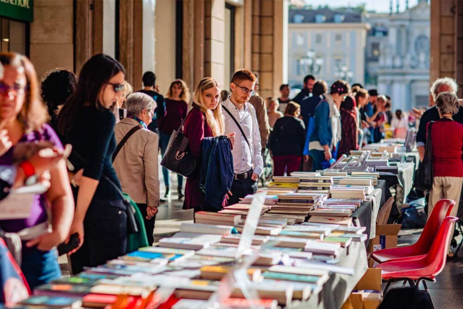 Torna Portici di Carta, la manifestazione che trasforma il centro cittadino in una grande libreria a cielo aperto