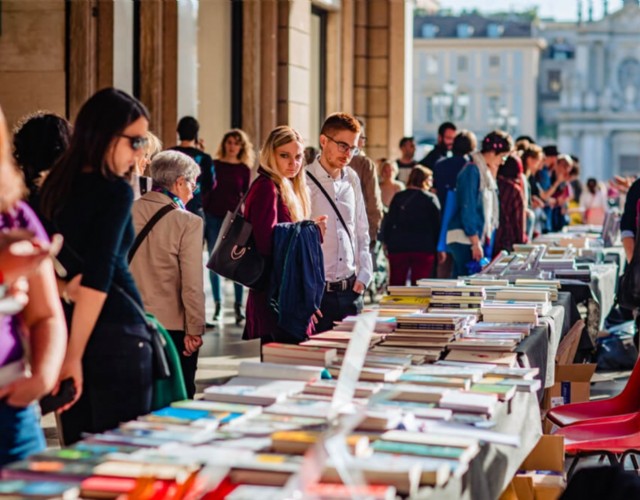 Torna Portici di Carta, la manifestazione che trasforma il centro cittadino in una grande libreria a cielo aperto
