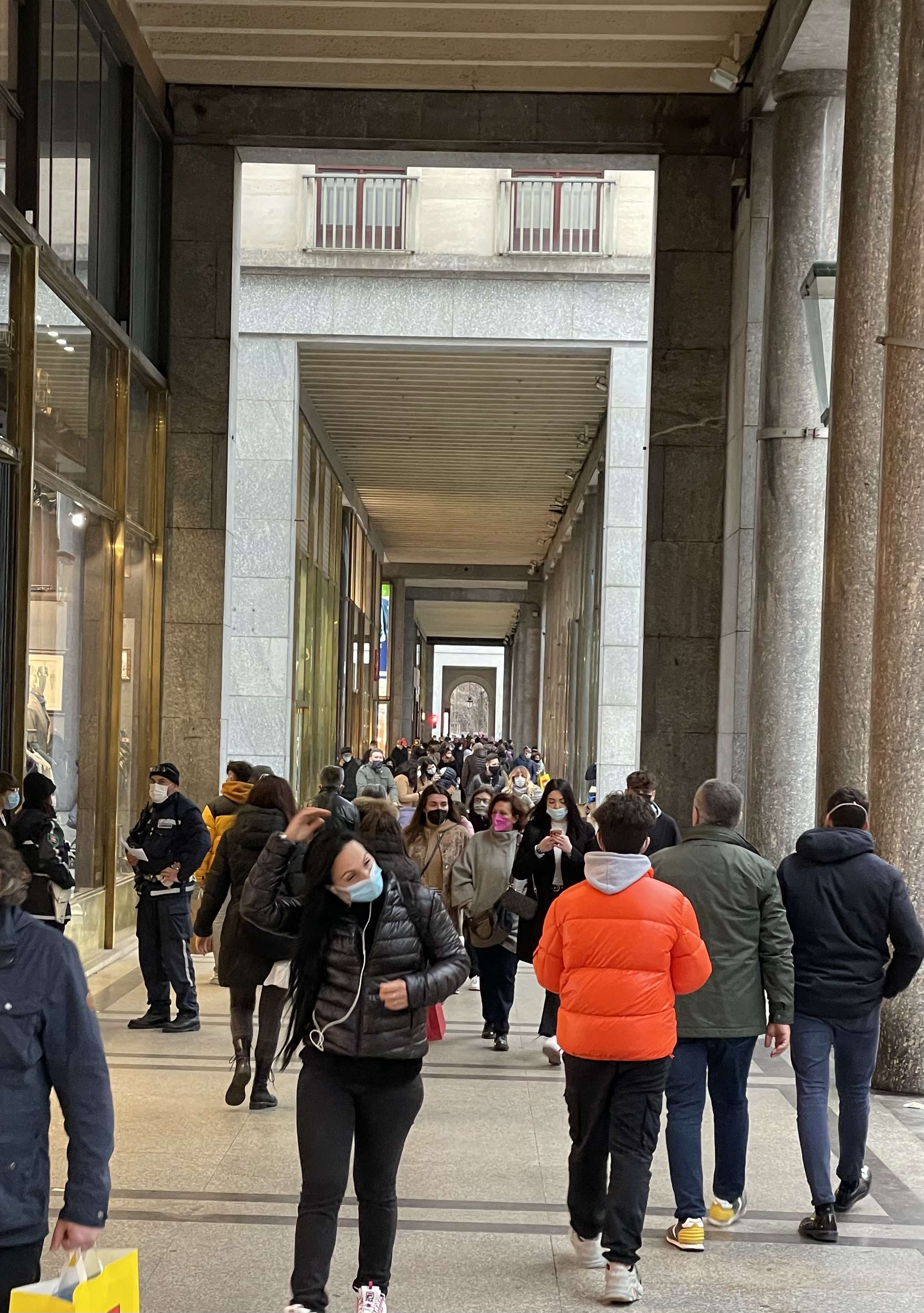 Folla in centro a Torino: via Roma presa d’assalto. Tutti a passeggio e a fare shopping. Cittadini furibondi
