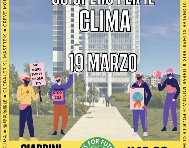 Sciopero per il clima: Fridays For Future Torino in piazza con una gigantesca scritta e migliaia di cartelloni