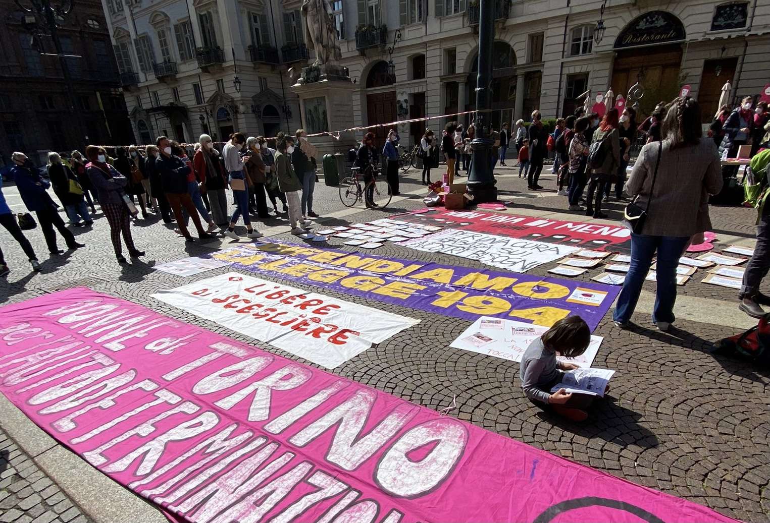 Manifestazione pacifica in difesa della legge sull’aborto. Donne in piazza