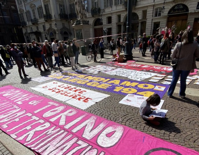 Manifestazione pacifica in difesa della legge sull’aborto. Donne in piazza