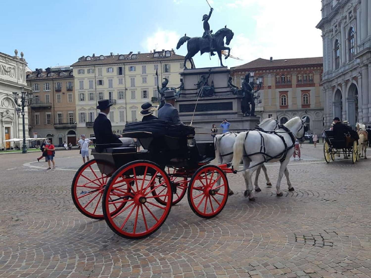 Torino indietro nel tempo con la sfilata delle carrozze storiche