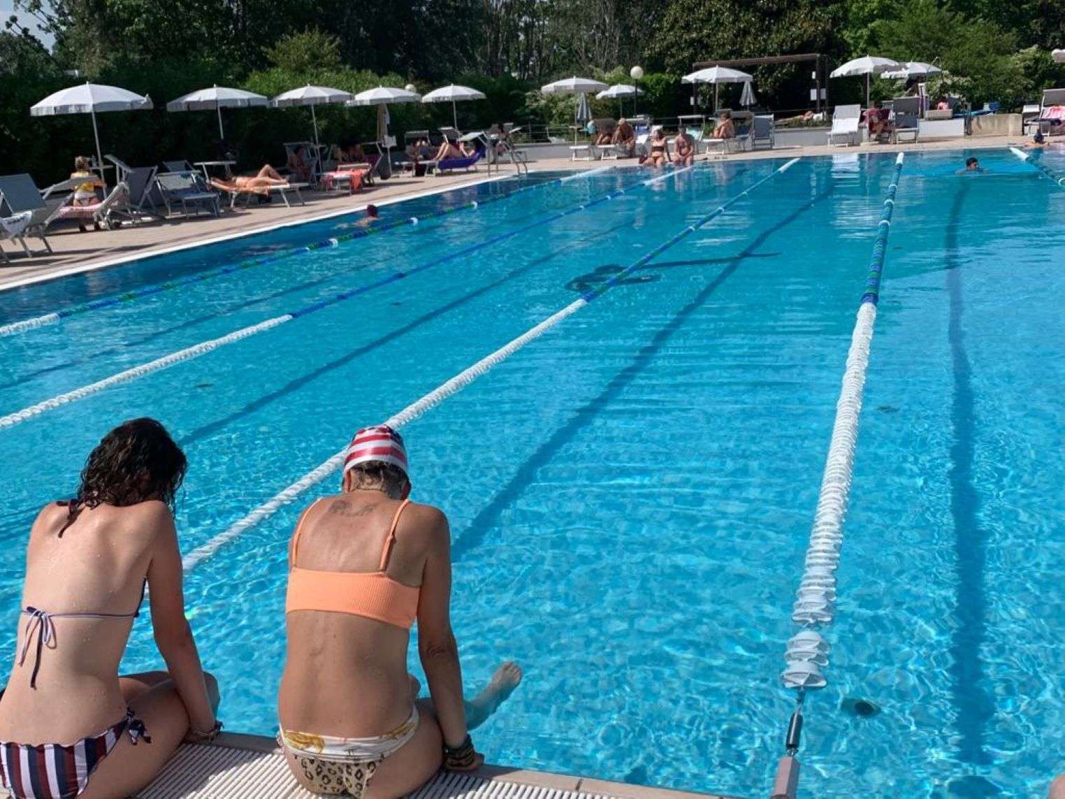 E con il caldo eccezionale di questi giorni, ecco il primo tuffo in piscina dei torinesi