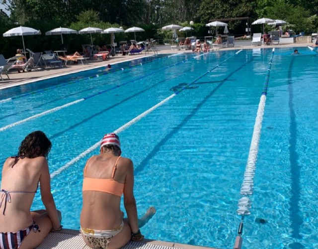 E con il caldo eccezionale di questi giorni, ecco il primo tuffo in piscina dei torinesi