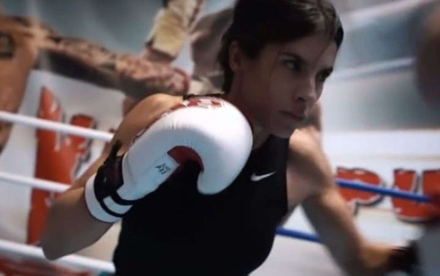 Elisabetta Canalis alla Reggia di Venaria per il suo primo combattimento di Kick Boxing