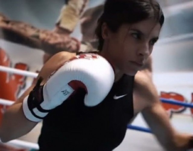 Elisabetta Canalis alla Reggia di Venaria per il suo primo combattimento di Kick Boxing