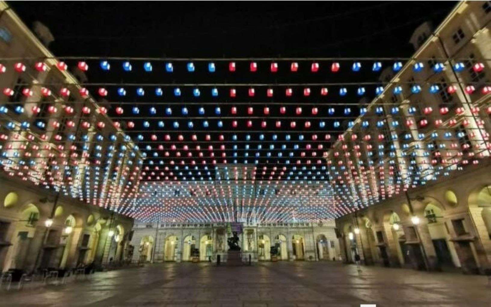 Torino si illumina con le Luci d'Artista che quest'anno saranno spente alle 22 per risparmio energetico