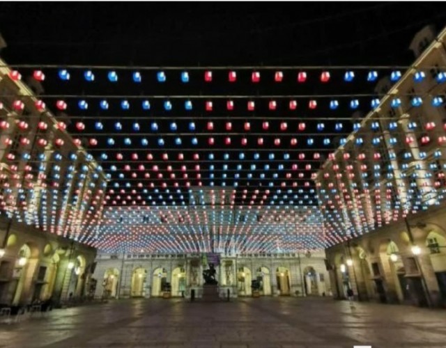 Torino si illumina con le Luci d'Artista che quest'anno saranno spente alle 22 per risparmio energetico
