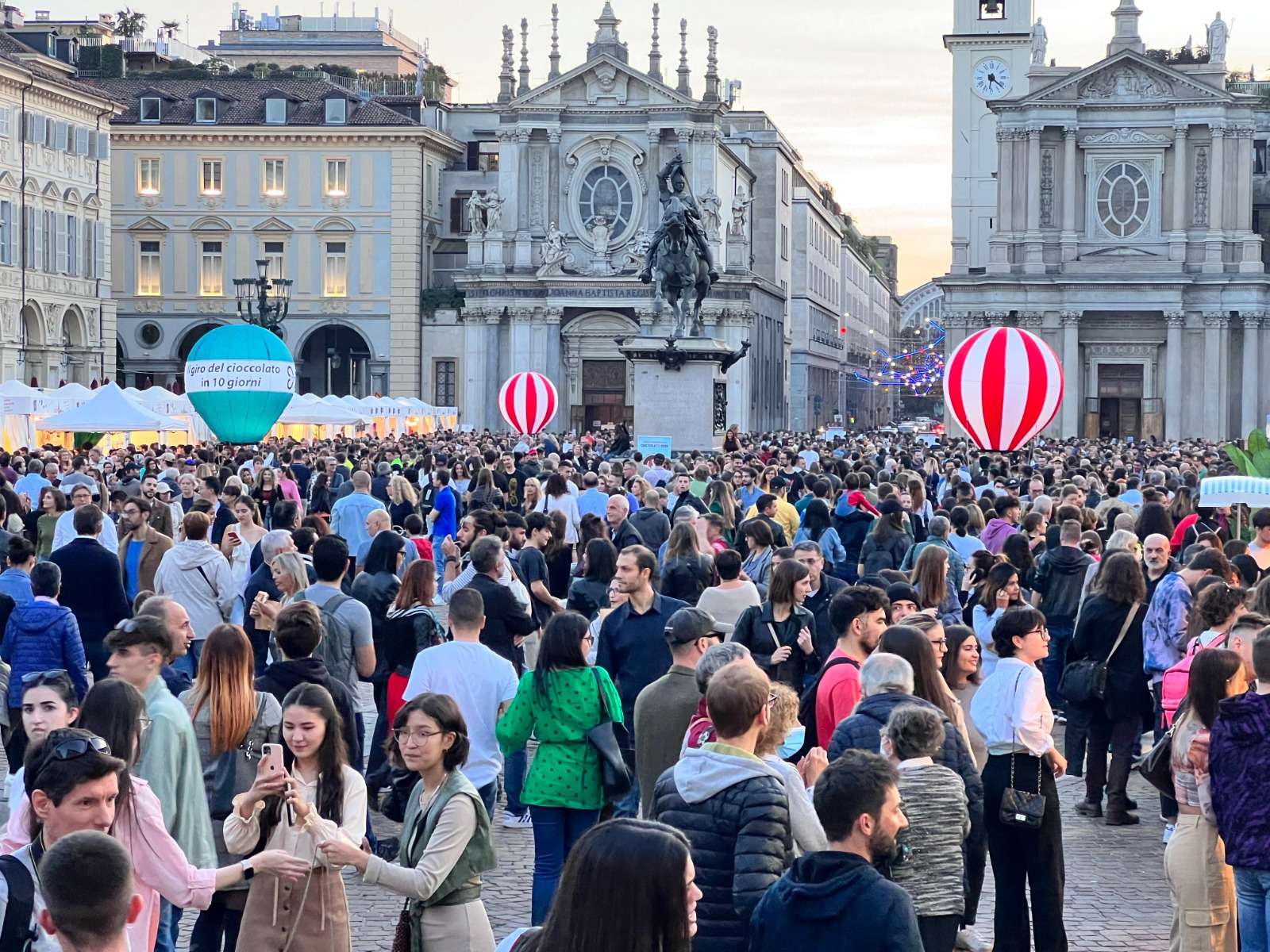 Piazza San Carlo letteralmente presa d'assalto dai golosi di CioccolaTò