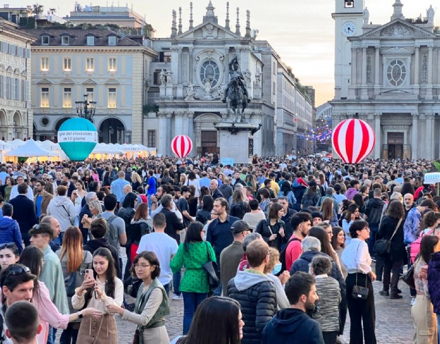 Piazza San Carlo letteralmente presa d'assalto dai golosi di CioccolaTò