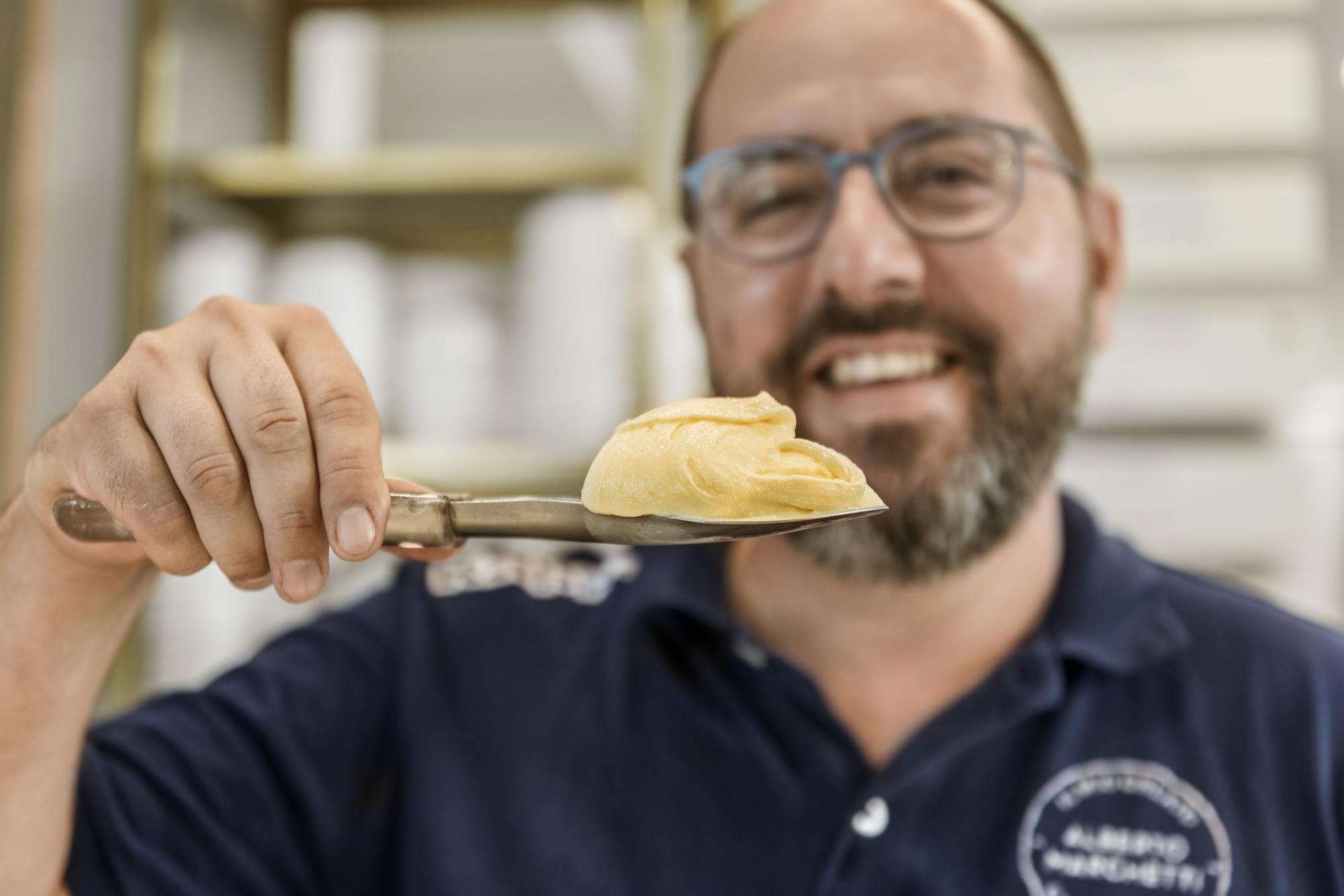 Alberto Marchetti, da record, apre una delle gelaterie più piccole al mondo