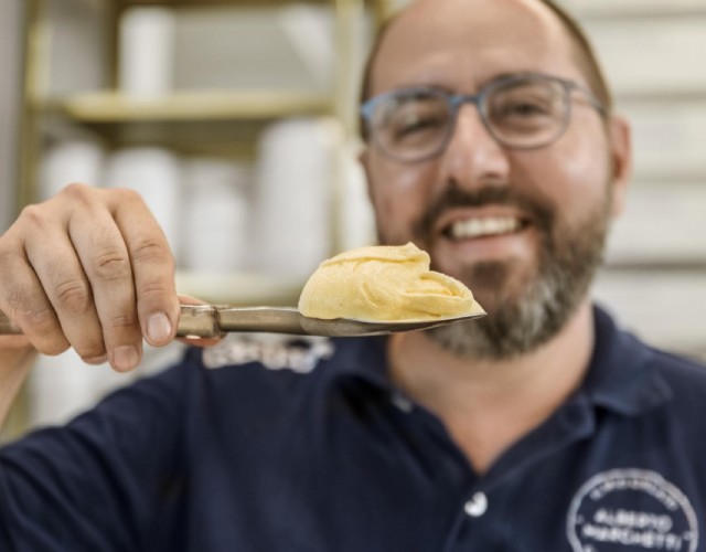 Alberto Marchetti, da record, apre una delle gelaterie più piccole al mondo