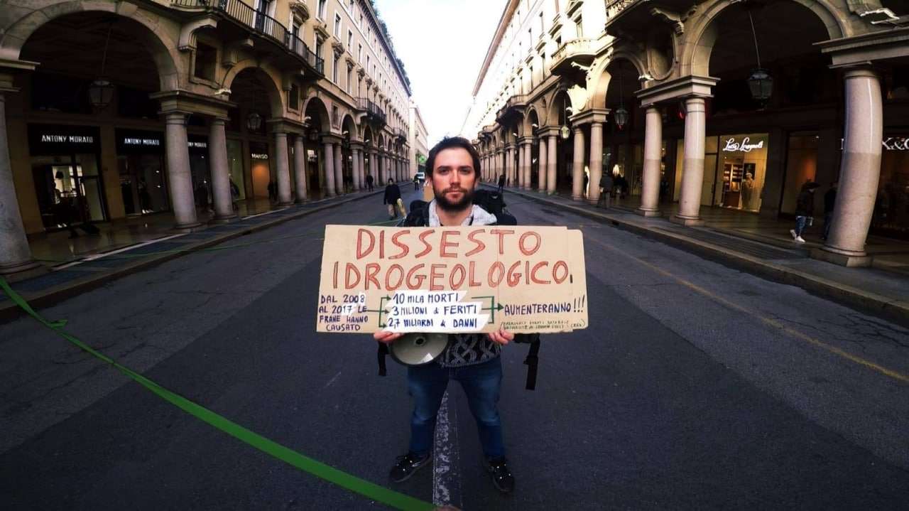 Alessio, attivist di Fridays For Future Torino, ci illustra in un video la correlazione fra carenze di acqua e cambiamenti climatici