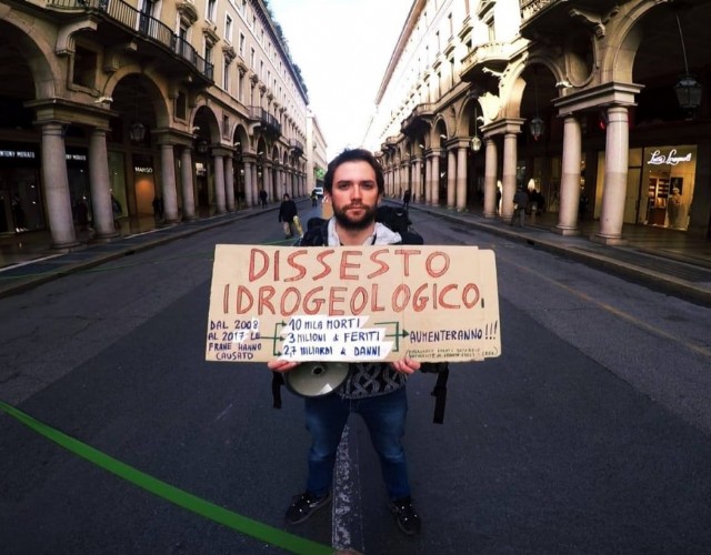 Alessio, attivist di Fridays For Future Torino, ci illustra in un video la correlazione fra carenze di acqua e cambiamenti climatici