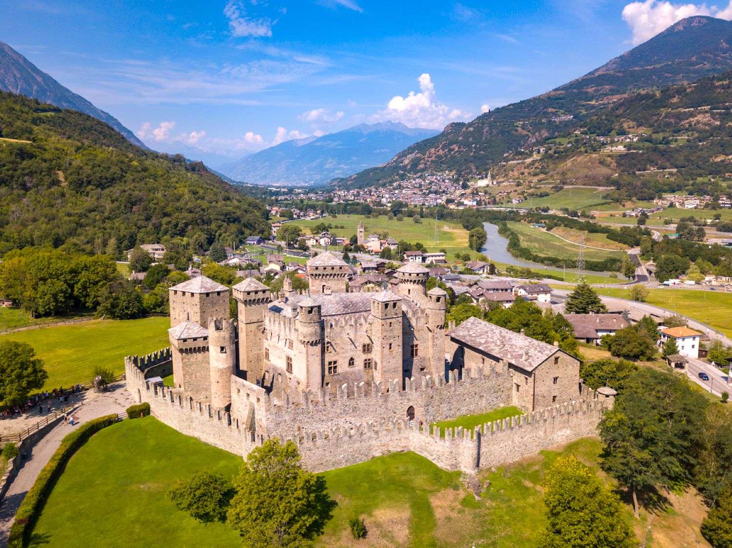 Cene romantiche, skypass omaggio e ciaspolate: fuga di San Valentino in Valle d'Aosta