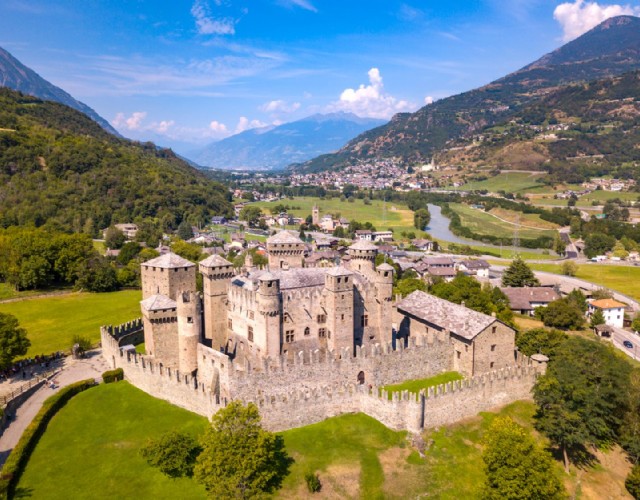 Cene romantiche, skypass omaggio e ciaspolate: fuga di San Valentino in Valle d'Aosta