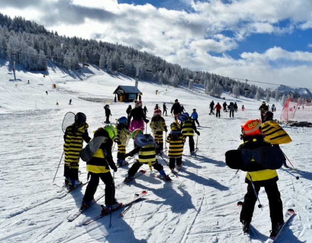 La neve “colora” il Carnevale di Sestriere tra la musica di Radio Deejay e lo sci