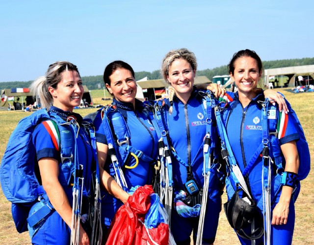 In volo sul cielo di Torino con l’Esercito italiano: spettacolo, acrobazie e colori
