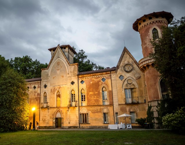 Yoga e meditazione immersiva nel grande prato al Castello di Miradolo