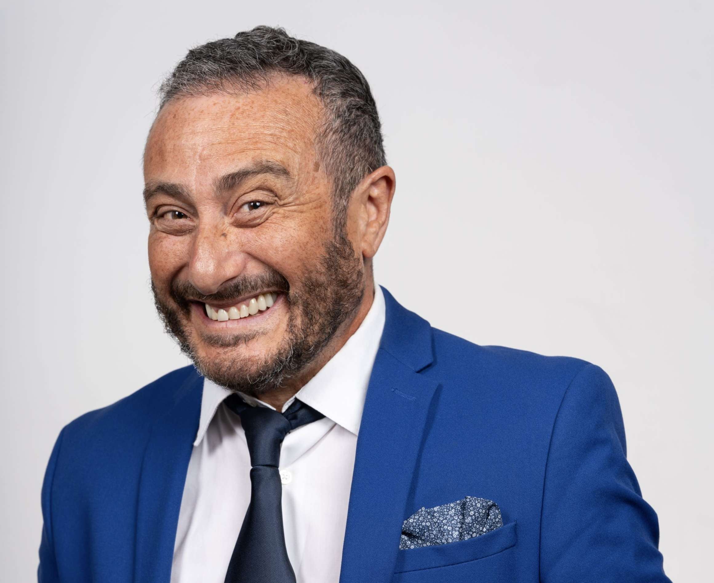 “Alta infedeltà” al Teatro Cardinal Massaia: la nuova commedia di Claudio Insegno