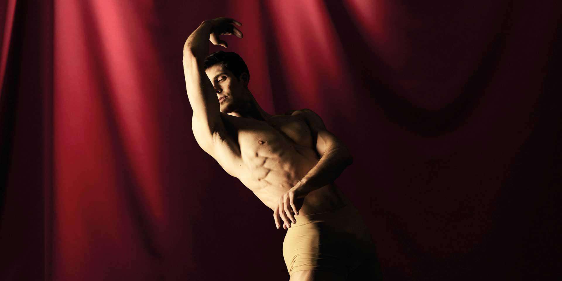 Roberto Bolle è “Caravaggio”, luci e corpi svelati nella splendida scenografia del Teatro Regio