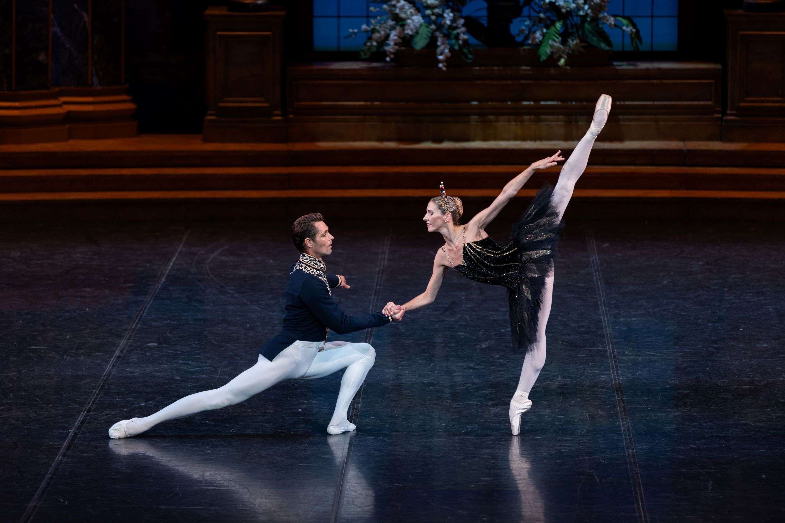 “Il lago dei cigni” , l’intramontabile fiaba di Natale torna al Teatro Regio