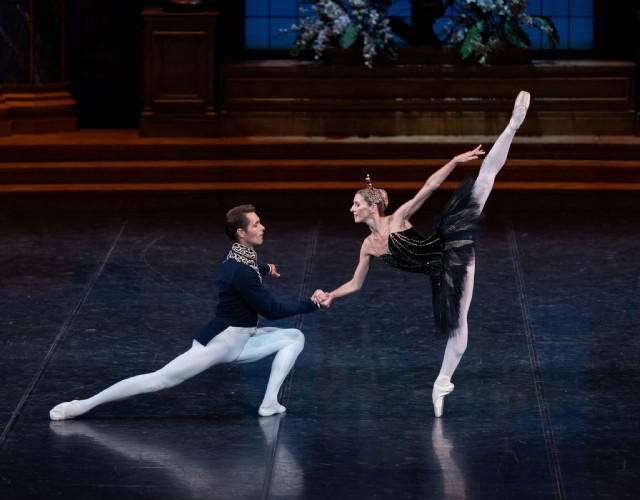 “Il lago dei cigni” , l’intramontabile fiaba di Natale torna al Teatro Regio
