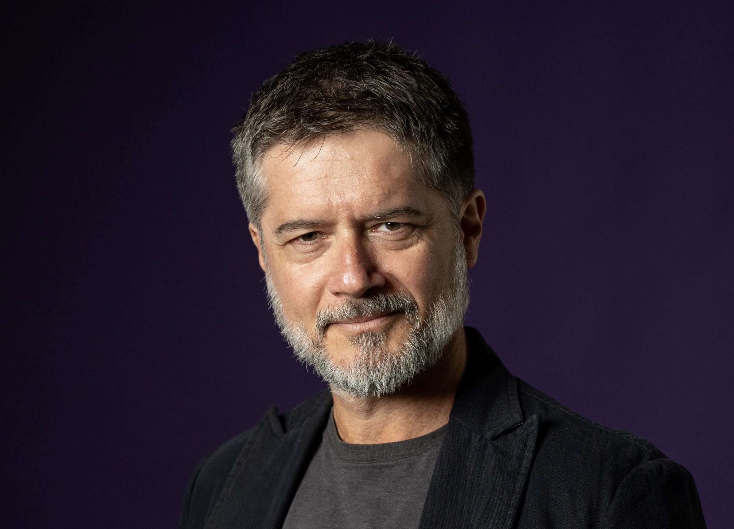 Ettore Bassi sul palco delle Fonderie Limone con lo show “Stand up for Giuda”