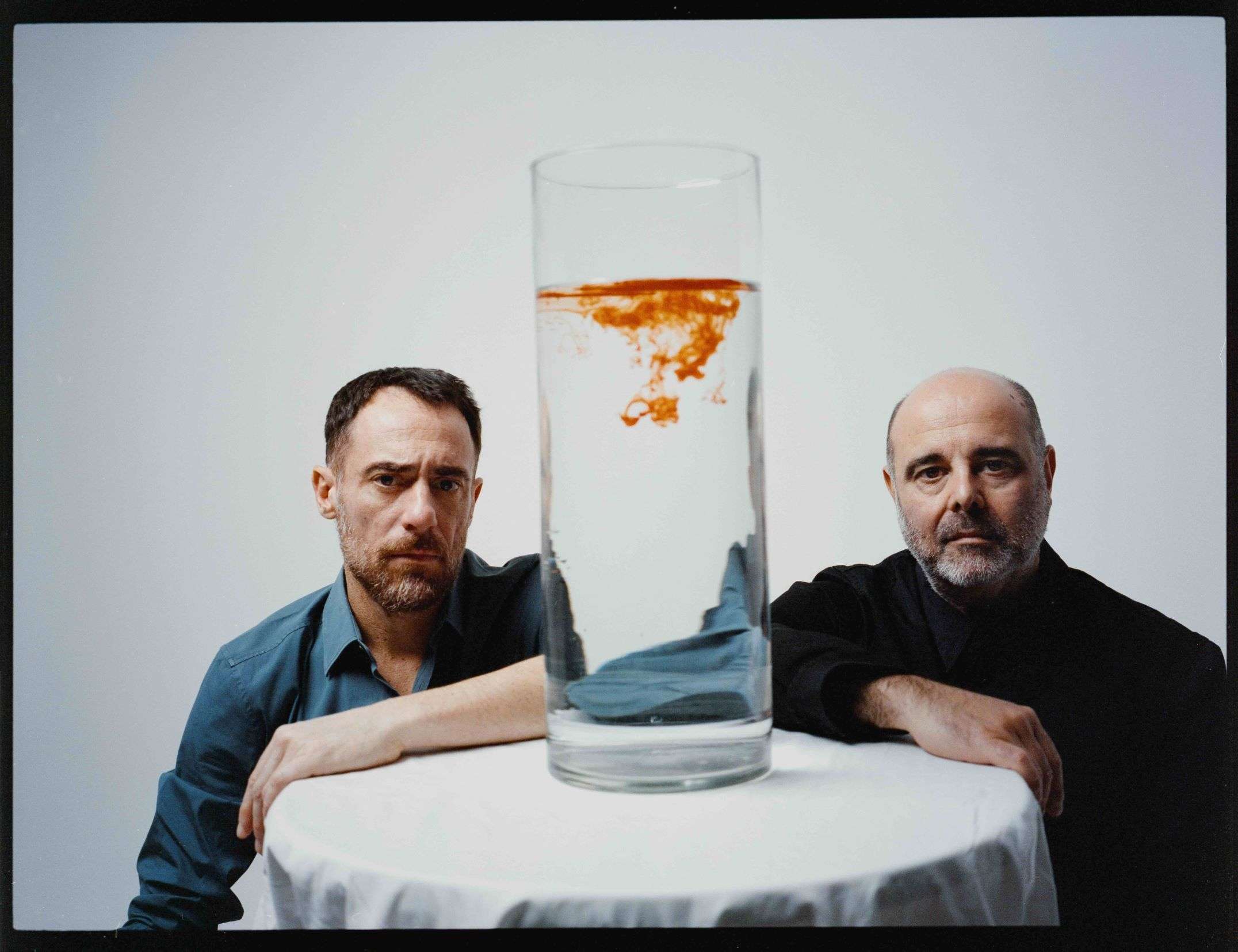 Le parole di Gino Strada attraverso la voce e i volti di Elio Germano e Teho Teardo