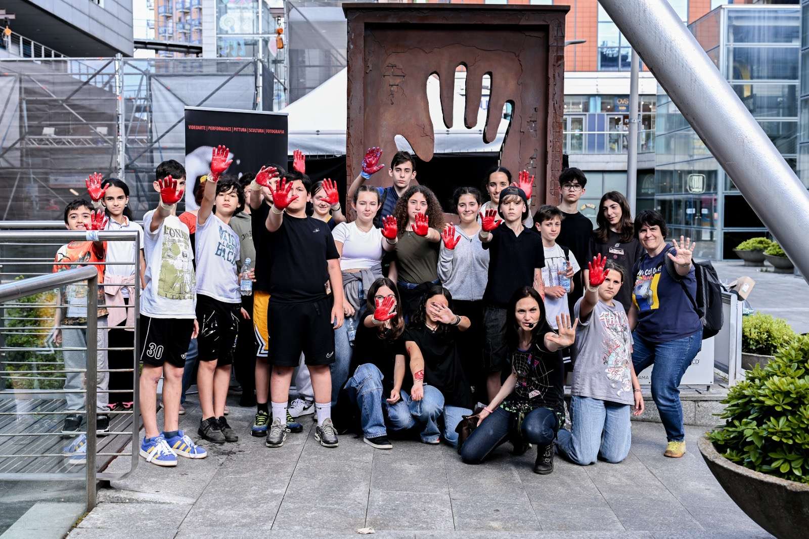 Orme d’ombra, il cammino contro la violenza illumina la città di Torino