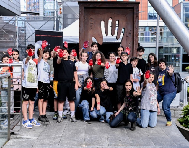 Orme d’ombra, il cammino contro la violenza illumina la città di Torino