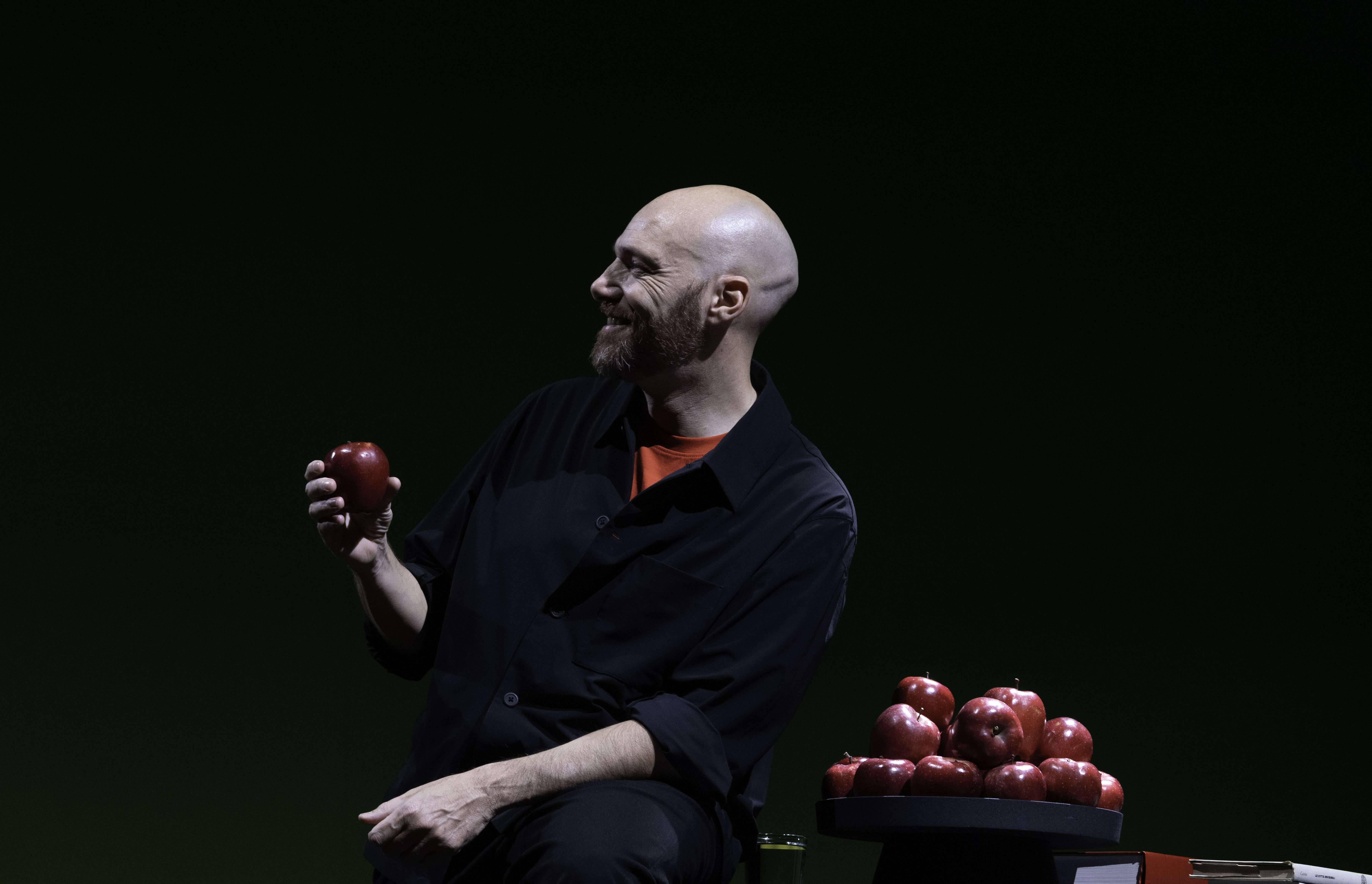 “Intelligenza naturale”, Andrea Pezzi porta in scena una riflessione sulla contemporaneità