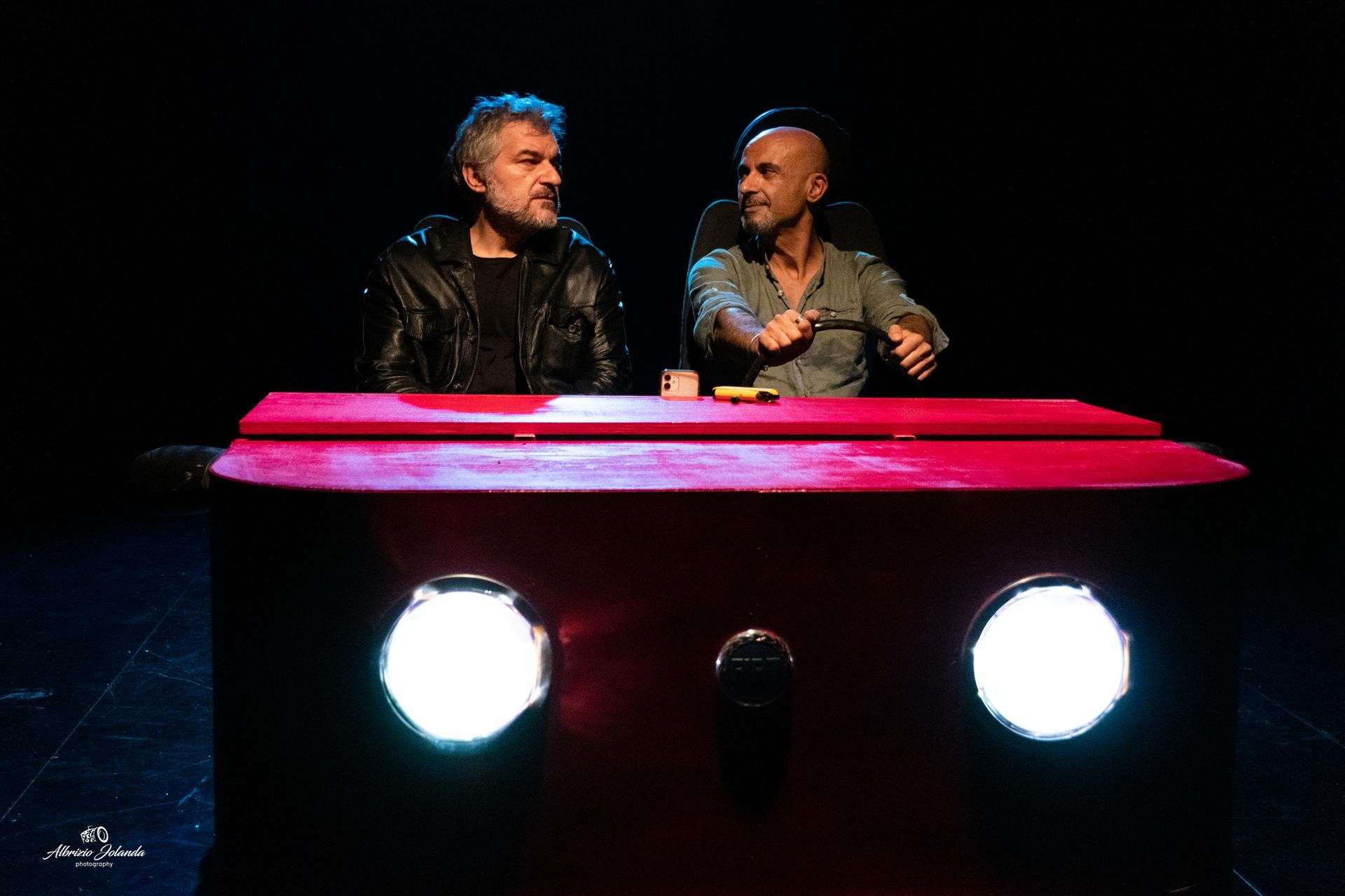 “La strada”, un viaggio teatrale che intreccia ironia, tensione e riflessione sull’identità