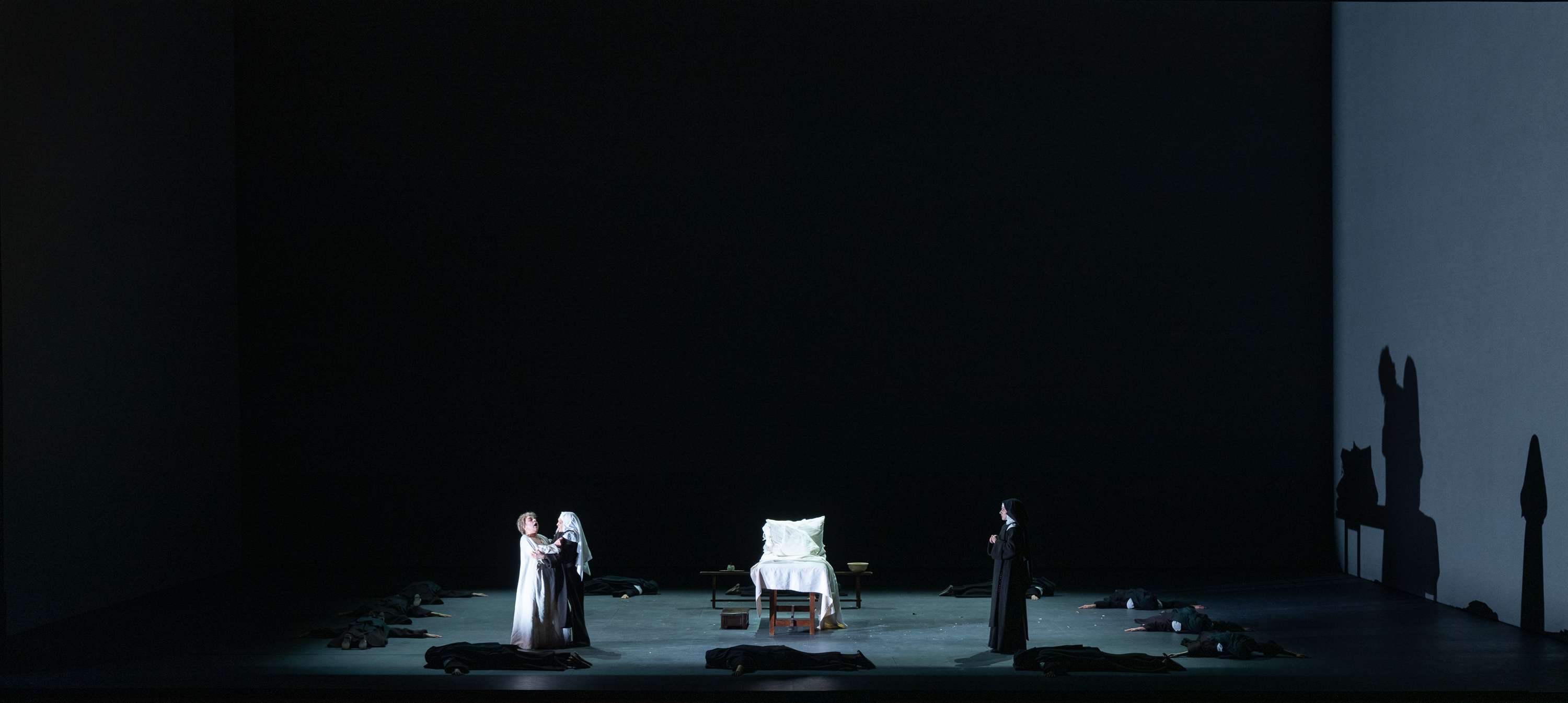 I “Dialoghi delle Carmelitane” vanno in scena per la prima volta a Torino