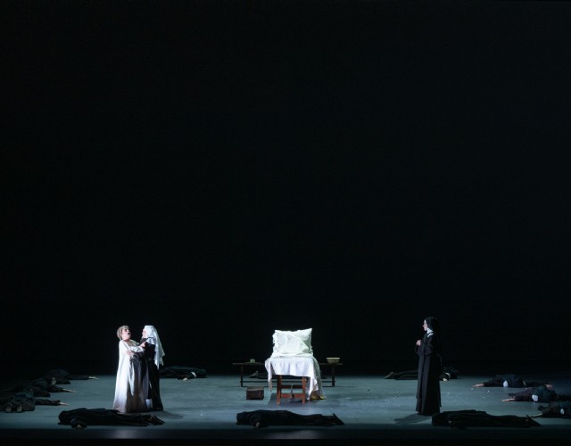 I “Dialoghi delle Carmelitane” vanno in scena per la prima volta a Torino