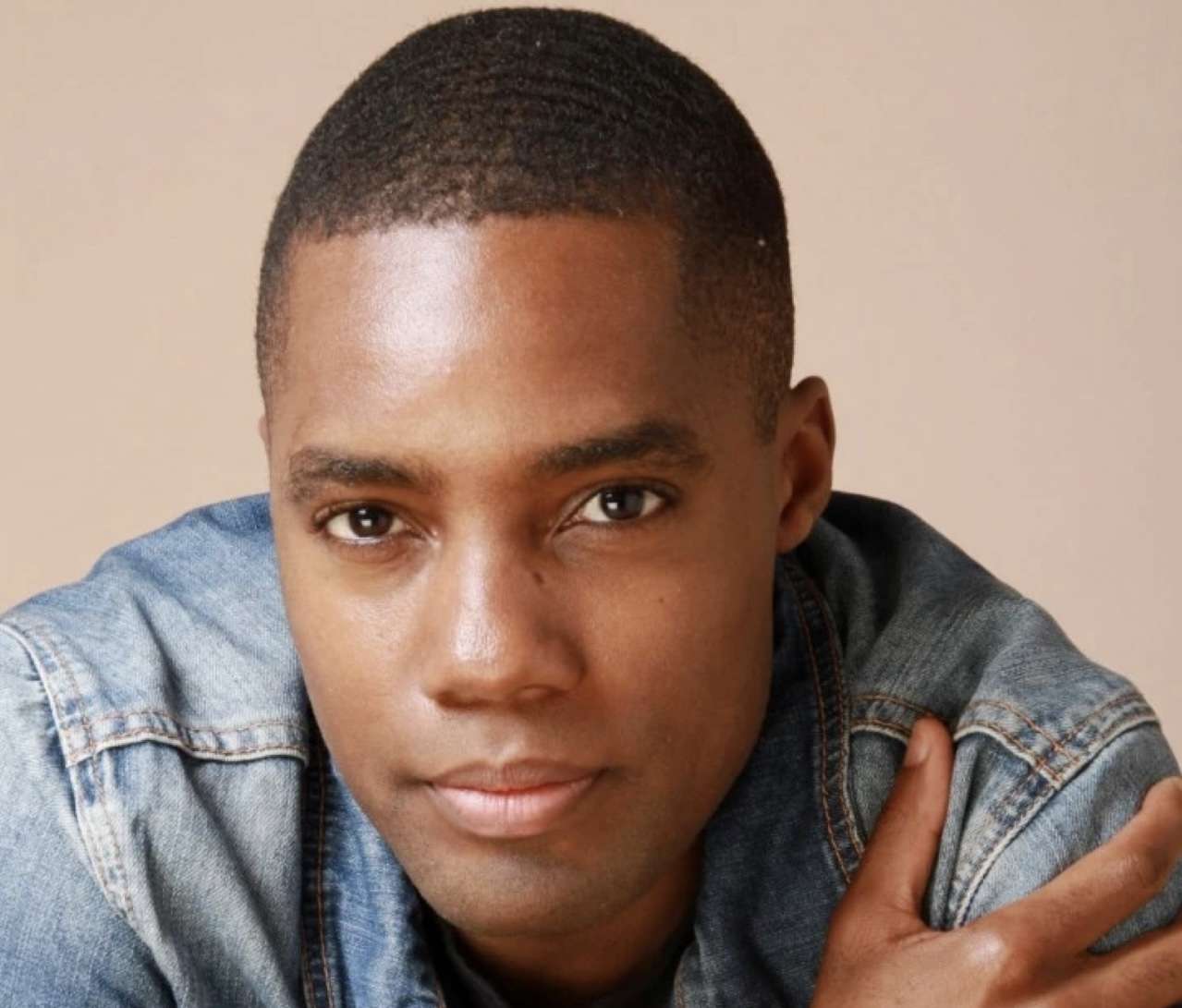 A scuola di recitazione con Reece Richards, la star di Netflix torna a Torino