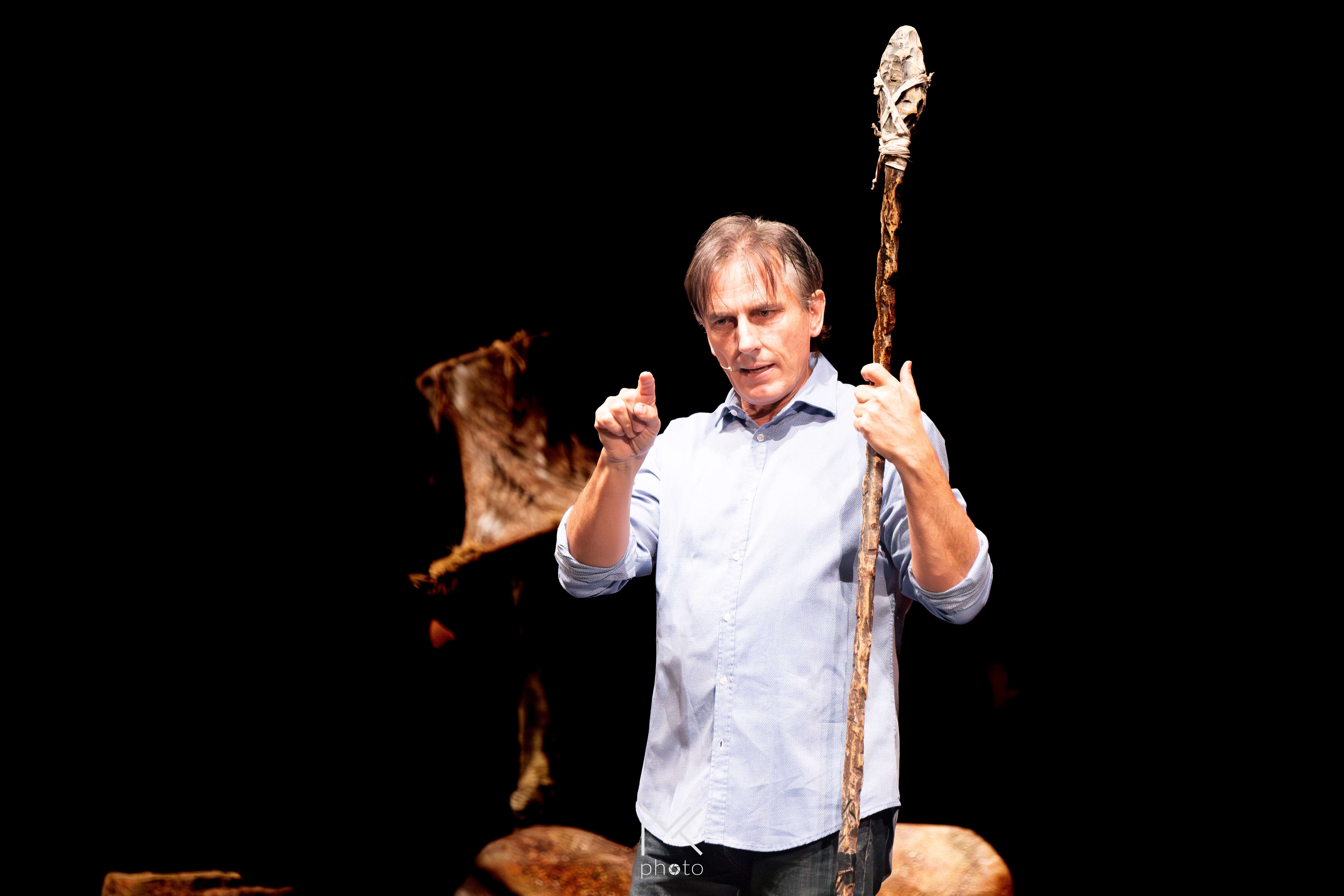 Al Teatro Alfieri torna “Caveman” lo spettacolo che parla della relazione uomo-donna
