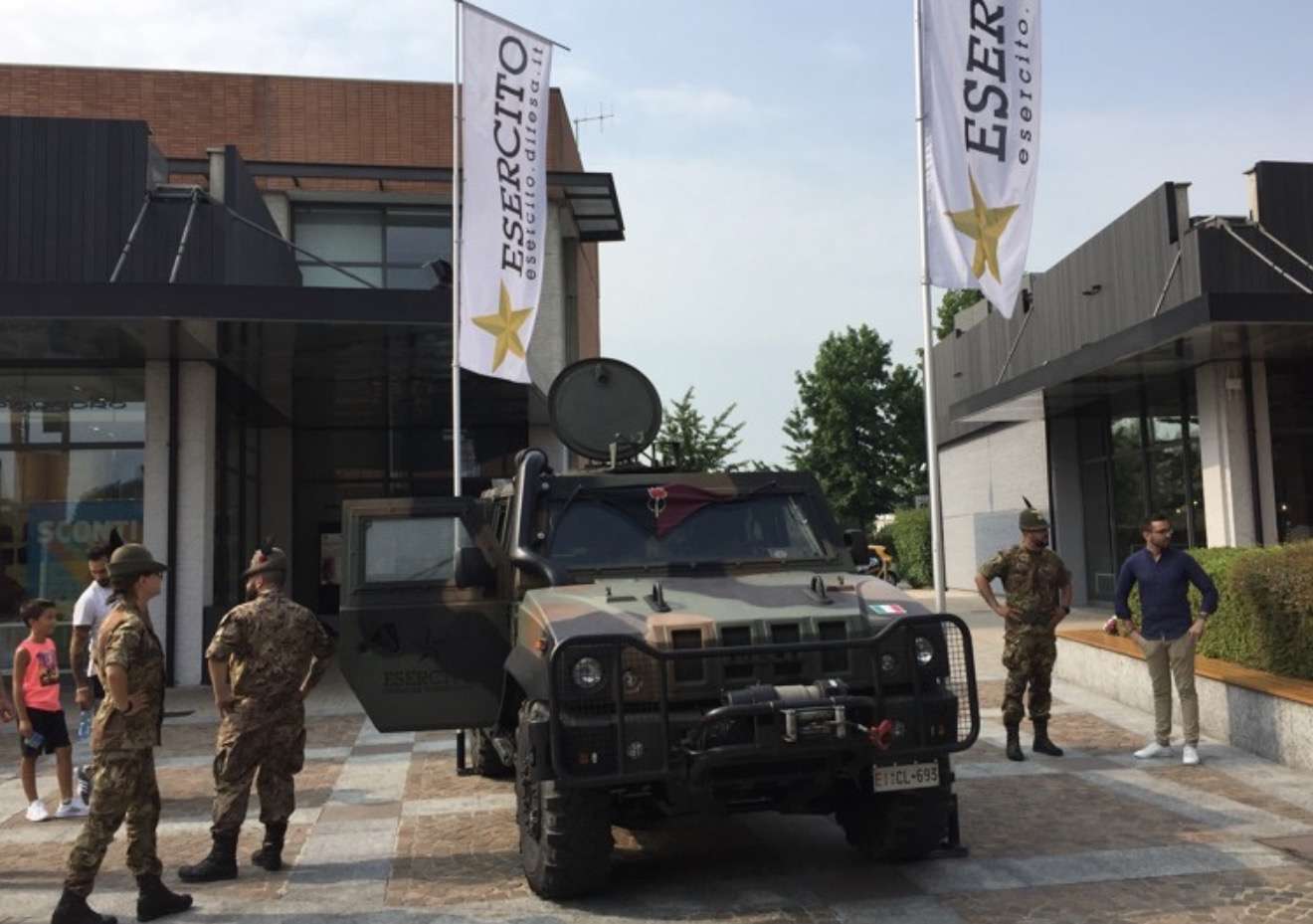 L’Esercito Italiano in marcia spedita verso Area 12 domenica 28 giugno
