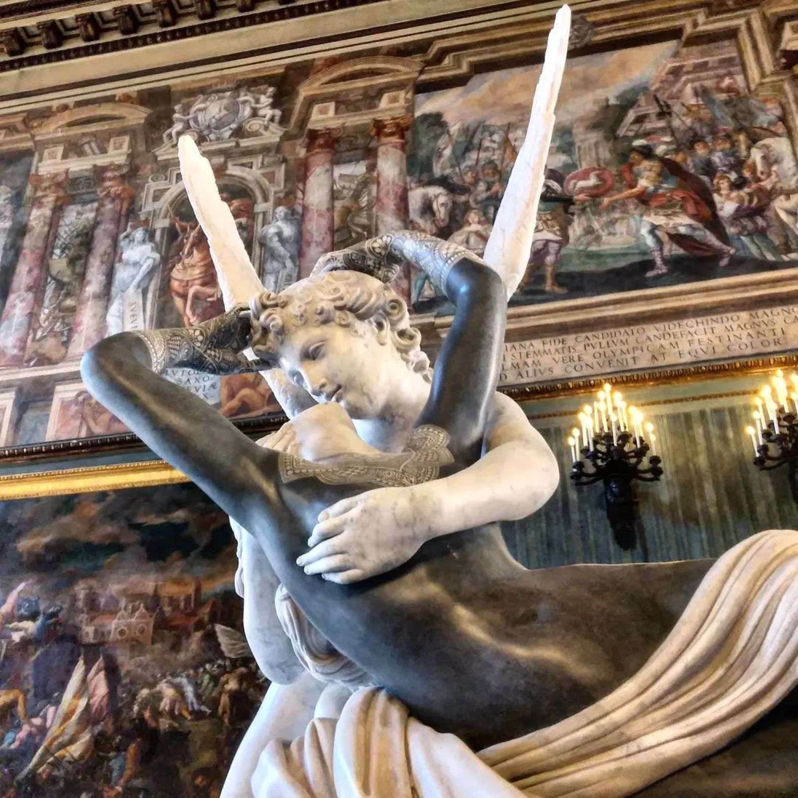 C’è anche l’armatura di Fedez tra i capolavori in marmo di Fabio Viale in mostra ai Musei Reali